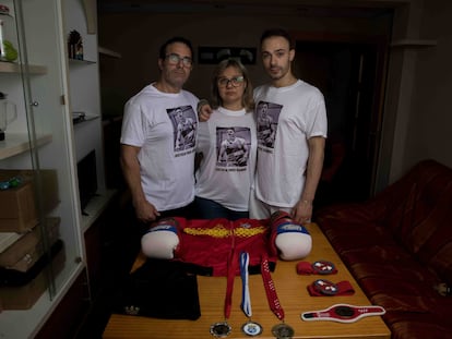 Los padres y el hermano de Gabriel Kraus, boxeador de 20 años asesinado en Madrid, a los pocos días del crimen.