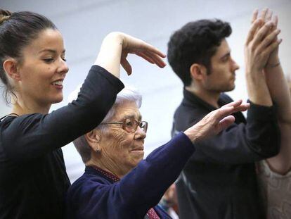 Bailarines y bailarinas del Ballet Nacional de Espa–a durante el taller de danza junto a personas con Parkinson.
