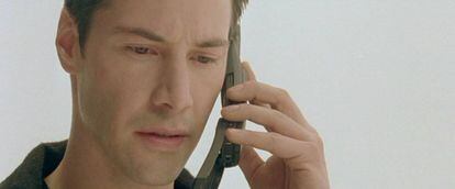 Neo, protagonista de Matrix, habla por el original Nokia 8110.