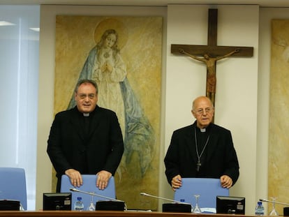 Jose Mª Gil Tamayo (i) y el presidente Ricardo Blazquez (d) en una reunión de la Comisión Permanente de la Conferencia Episcopal en 2017.