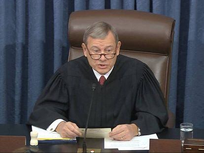 El juez John Roberts, lee la primera pregunta de los senadores. En vídeo, la lucha por convocar testigos centra la nueva fase del 'impeachment'.