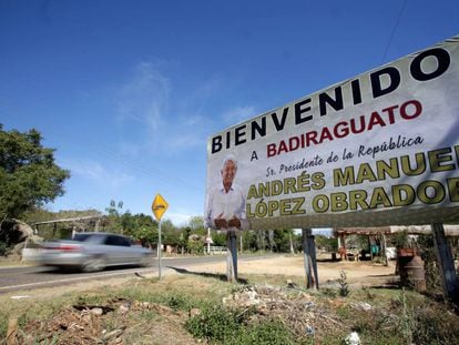 Un cartel da la bienvenida a López Obrador en Badiraguato en 2019.