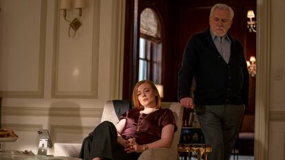 Sara Snook, ganadora del Globo de Oro a mejor actriz secundaria en una serie, junto a Brian Cox en una escena de 'Succession'.