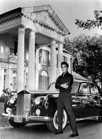 Elvis, en su casa de Graceland en 1960.