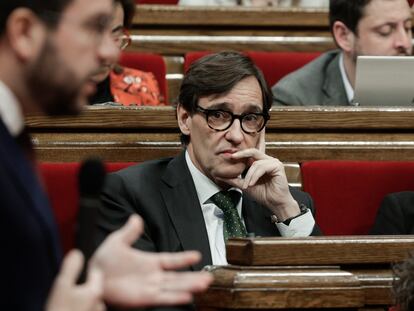 El presidente de la Generalitat, Pere Aragonès, y el líder del PSC, Salvador Illa (d), durante la sesión de control al gobierno catalán.