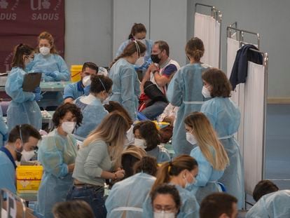 Vacunación el jueves pasado en una de las instalaciones deportivas de la Universidad de Sevilla.