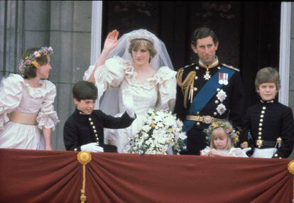 Diana de Gales y Carlos de Inglaterra, en el balcón de palacio el día de su boda el 29 de julio de 1981.