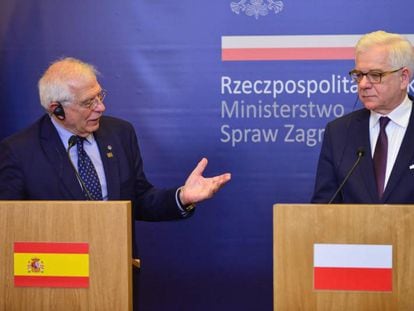 Josep Borrell (izquierda), este martes en conferencia de prensa con su homólogo polaco, Jacek Czaputowicz, en Varsovia.