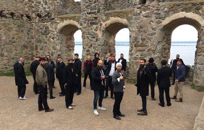 El grupo de 'hipsters' posando en un castillo en ruinas en Suecia.