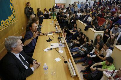 Pablo Iglesias interviene, en la UAM entre Antonio Rovira, Yolanda Valdeolivas y Carlos de Cabo.