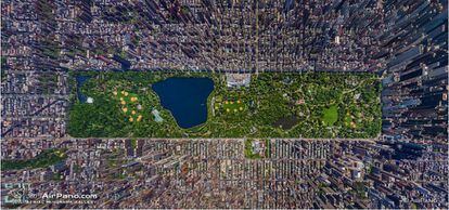 Es el corazón verde de Manhattan. Central Park ocupa una superficie de 3,4 kilómetros cuadrados, cuatro kilómetros de largo por 800 metros de ancho, lo que equivale a 50 calles en el lado largo y cuatro avenidas por el corto. Proyectado por el paisajista Frederick Law Olmsted y el arquitecto Calvert Vaux, fue inaugurado en 1847 y se convirtió en el principal centro de ocio al aire libre de los neoyorquinos (y también de los turistas). Se calcula que en la actualidad el parque recibe cada año unos 25 millones de visitantes. El gran edificio que se adentra en el parque (en la parte superior de la foto, el lado este del parque) es el Metropolitan Museum of Art, al que se entra desde la Quinta Avenida.