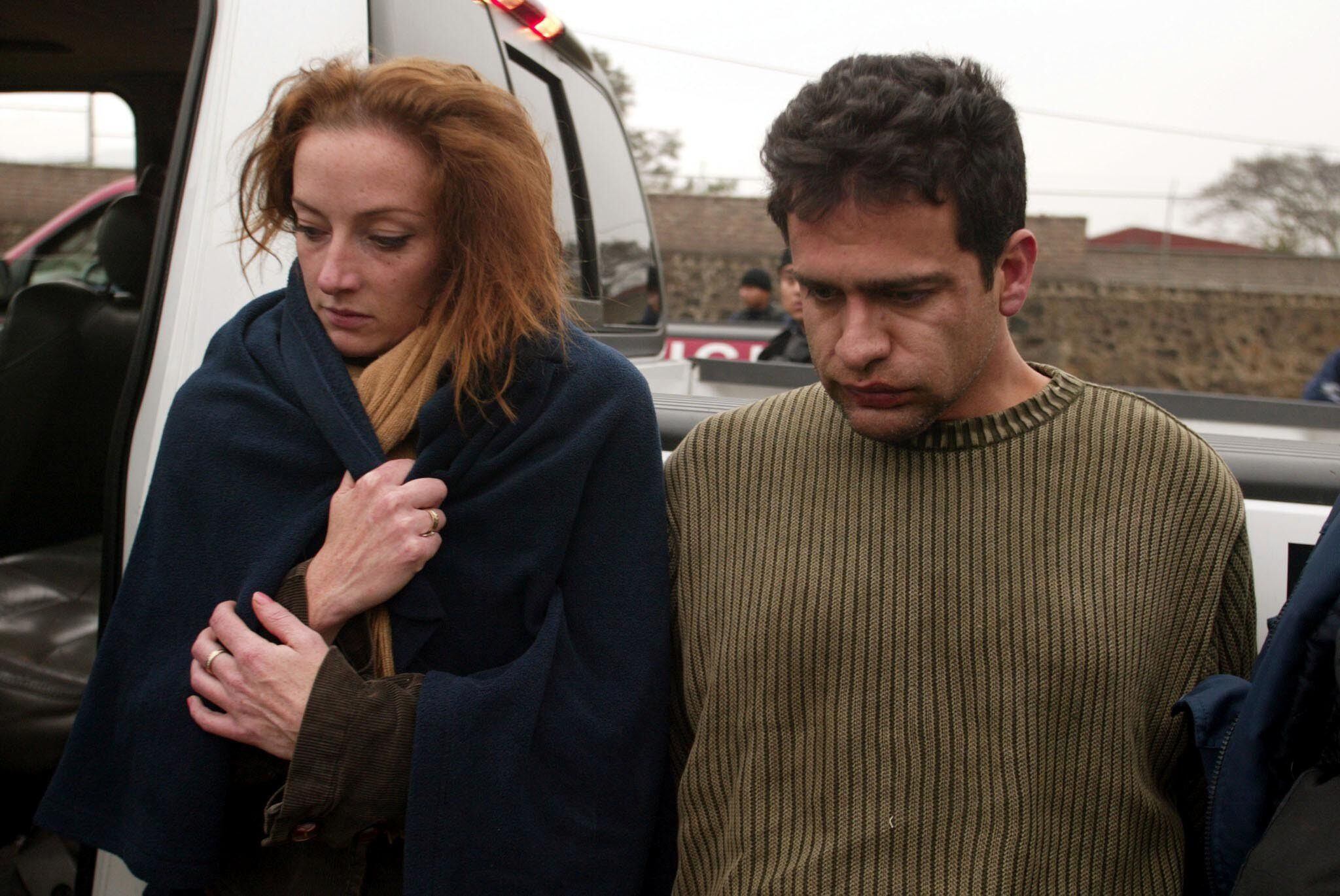 Florence Cassez e Israel Vallarta, el 9 de diciembre de 2005, después de su detención. 