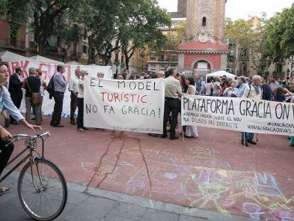 Protesta d'un centenar de veïns de Gràcia contra el turisme massiu.