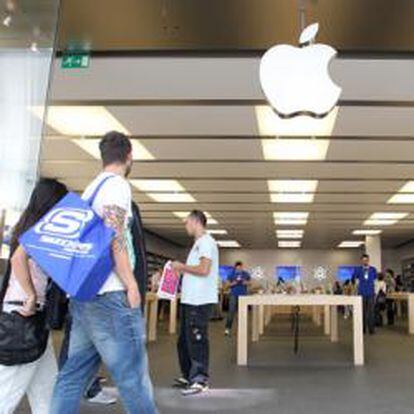 El logo de la manzana apagado, en la madrileña tienda de Apple en Xanadú