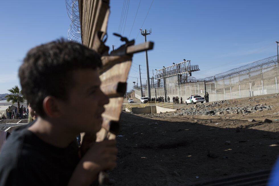 Tijuana Un Centenar De Migrantes Trata De Cruzar La Frontera Entre ...