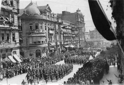 Desfile militar por la victoria franquista en 1939, a su paso frente al edificio del Cable Inglés.