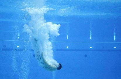 Un competidor de saltos en la piscina de Londres.