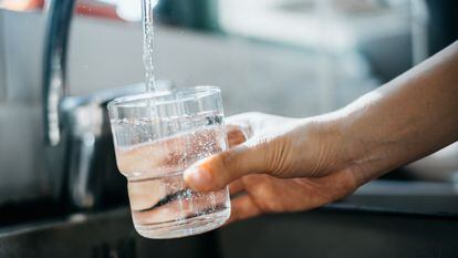 Es necesario garantizar un consumo diario de agua de 2 a 2,5 litros diarios en la población adulta sana.