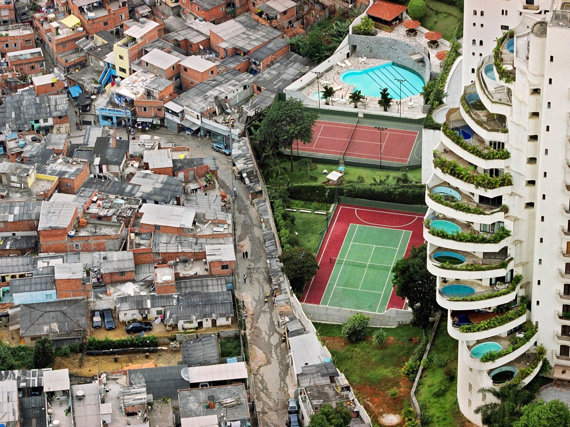 El retrato de la desigualdad detrás de la foto de la favela y el barrio  rico de Brasil | Internacional | EL PAÍS