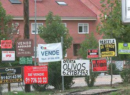 Carteles de venta de viviendas en el Encinar de las Rozas