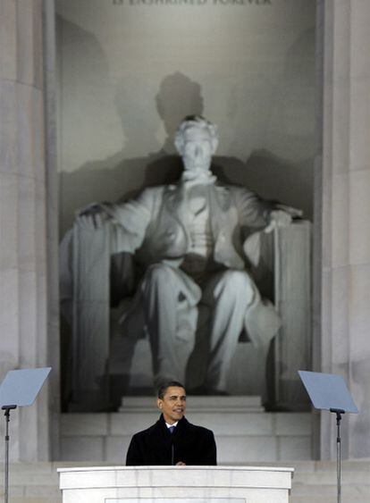 Obama pronuncia un discurso ante el monumento a Lincoln dos días antes de su toma posesión.