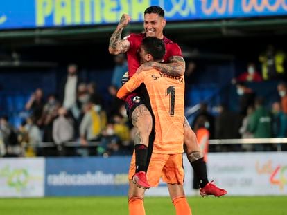 Chimy Ávila celebra la victoria ante el Villarreal junto a Herrera.