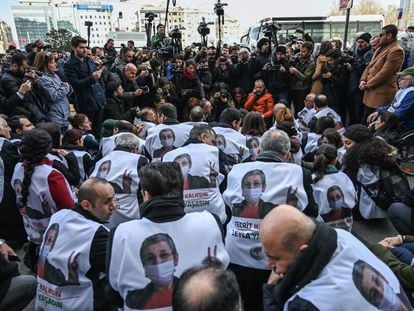 Miembros y diputados del HDP se sientan cerca de la plaza Taksim de Estambul rodeados por policías antidisturbios en un acto de solidaridad con la huelga de hambre de la diputada Leyla Güven, el pasado septiembre.