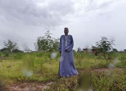 Demba Diallo en el proyecto de Toulou Keur de Kanel, este septiembre durante la época de lluvias. 
