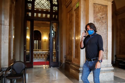 Dalmases en los pasillos del Parlament.