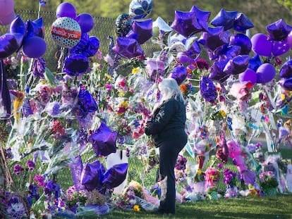 Una fan de Prince, en la valla que rodea Paisley Park, hogar y estudio del músico, en Chanhassen, Minnesota.