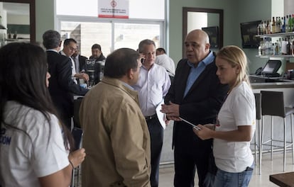 La esposa del opositor Leopoldo L&oacute;pez, Lilian Tintori, este martes junto al secretario general de la MUD, Jes&uacute;s Torrealba, en Caracas.