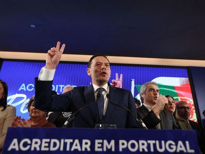 El líder de la Alianza Democrática, Luís Montenegro, celebra su victoria en las elecciones portuguesas, en un hotel de Lisboa.