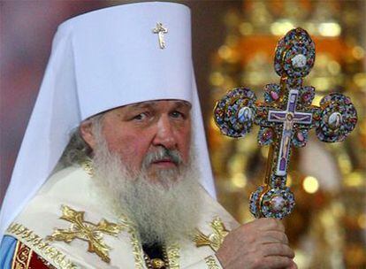 El nuevo patriarca de la Iglesia ortodoxa rusa, Kiril, en la catedral de Cristo Salvador en Moscú tras su elección.