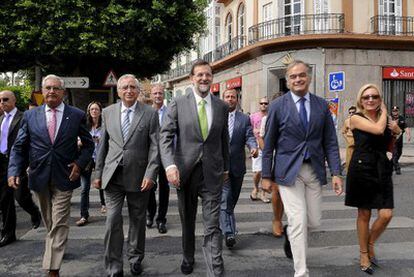 El presidente del PP, Mariano Rajoy, esta mañana, durante su paseo por las calles de Melilla.