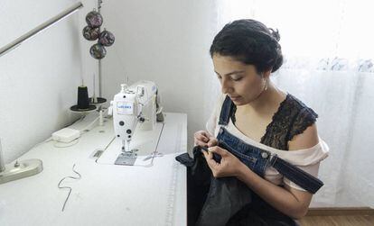 Mariana Mosqueda en su taller de costura en la Colonia Juárez de la Ciudad de México.