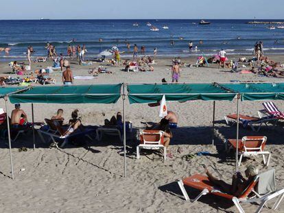 Turistes a la platja de la Pineda.