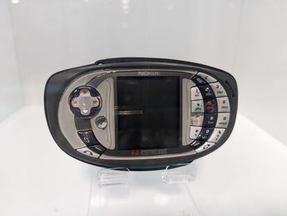 El N-Gage, lanzado en 2003 por la compañía Nokia, era un teléfono y una consola a la vez.