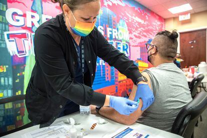 Une infirmière administre le vaccin mpox à un homme dans la ville américaine d'Orlando.