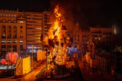 Vista general de la Cremá de la falla del Ayuntamiento de Valencia.