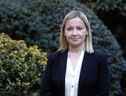 La ministra Creighton en los jardines de la Residencia de la Embajada de Irlanda en Madrid