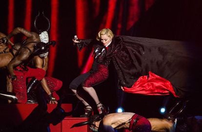 Madonna llevaba treinta segundos de actuación y un par de versos de su 'Living for Love' cuando se cayó estrepitosamente desde el borde del escenario.