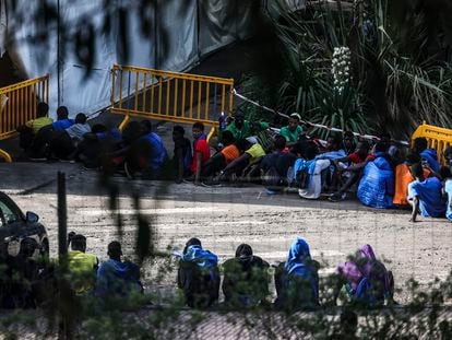 Migrantes acogidos en el campamento de Las Raíces, un antiguo terreno militar en La Laguna (Tenerife).