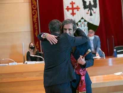 Aitor Retolaza se abraza a su predecesor como alcalde de Alcobendas, y socio de gobierno, Rafael Sánchez Acera.