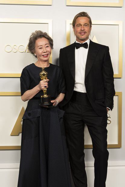 Yuh-Jung Youn posa con Brad Pitt, que le entregó el Oscar a la mejor actriz de reparto.