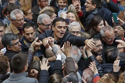 Pedro Sánchez, rodeado de simpatizantes en la localidad de Xirivella (Valencia), en la que ha iniciado su recorrido por las distintas federaciones del PSOE para intentar recuperar su liderazgo, el noviembre de 2016.