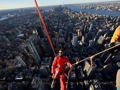 El actor y cantante Jared Leto durante su escalada al Empire State Building de Nueva York, el 8 de noviembre de 2023.