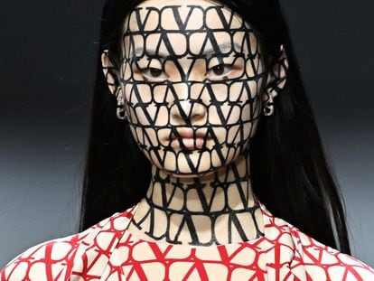 Los tatuajes faciales creados por la maquilladora Pat McGrath para la presentación de la colección primavera-verano de  Valentino.