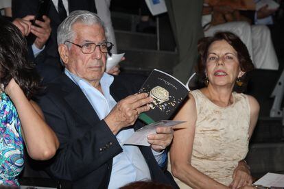 Mario Vargas Llosa y su exesposa, Patricia Llosa, durante la presentación de un libro en Madrid en julio de 2011. 