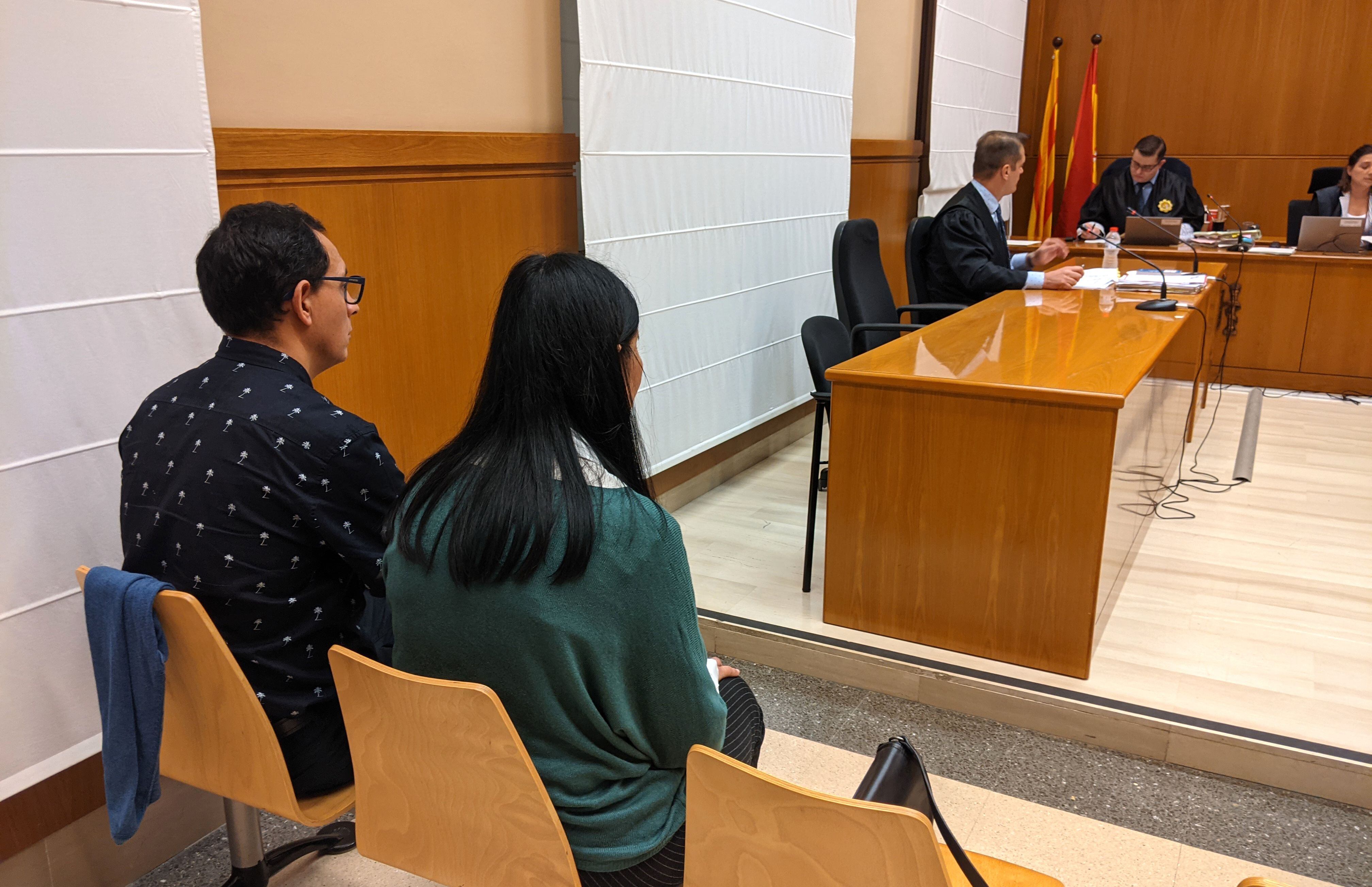 Los padres de Ezequiel Videla, durante el juicio en Barcelona.