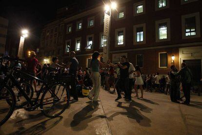 Un grupo de personas, delante del edificio okupado en Centro, en 2015. 